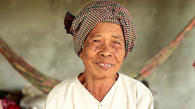 高清:柬埔寨一位亚洲高级妇女的肖像视频素材