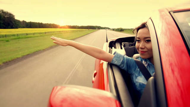亚洲妇女在高速公路上体验自由视频素材