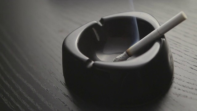 烟头的烟灰缸视频下载