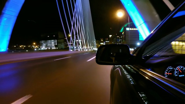 在马萨诸塞州波士顿的扎基姆桥上开车视频素材