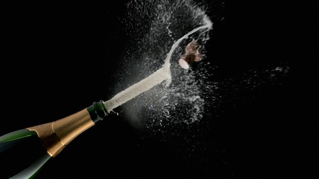 香槟噼啪作响，气泡喷溅的SLO MO视频素材