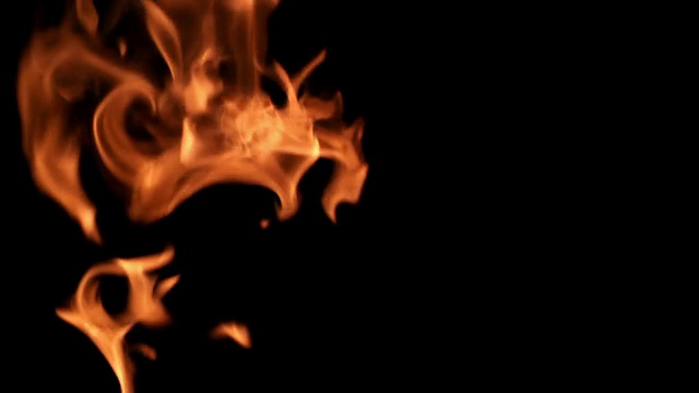 SLO MO拍摄的火焰火焰在黑色的背景视频素材