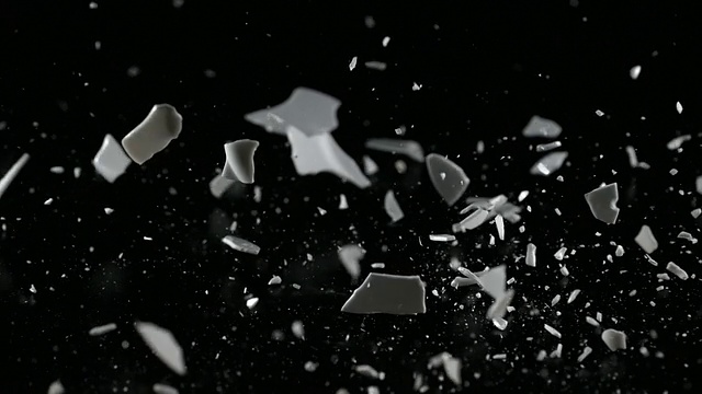 在桌子上打碎一个白盘子的动作视频素材