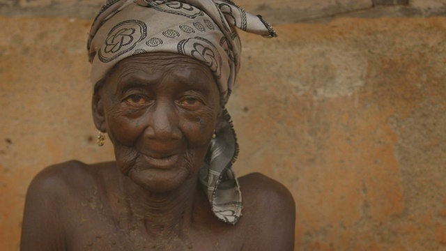 一位美丽的非洲老妇人的肖像视频素材
