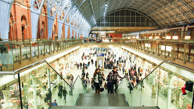 拥挤的伦敦火车站，时光流逝视频素材