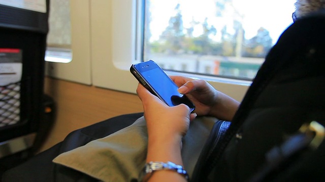 在客运列车上发短信视频素材