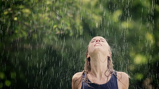 女人喜欢夏雨打在脸上视频素材