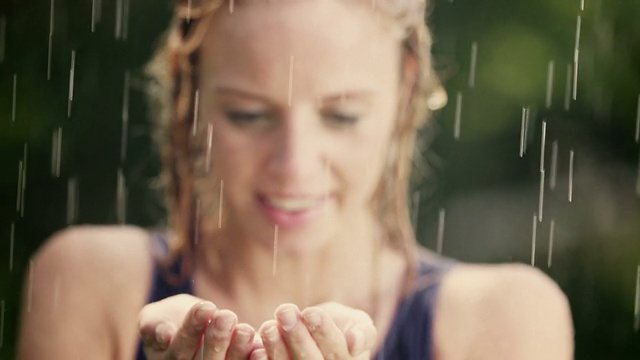 女人在夏雨中牵着她的手视频素材