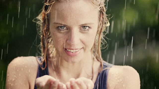 女人在夏雨中牵着她的手视频素材