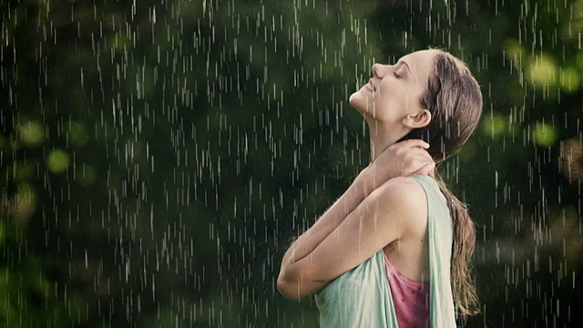 女人喜欢夏雨打在脸上视频素材