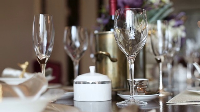 豪华餐具在客厅的桌子上，实时。视频素材