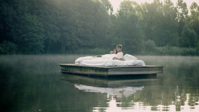 湖上觉醒的情侣视频下载