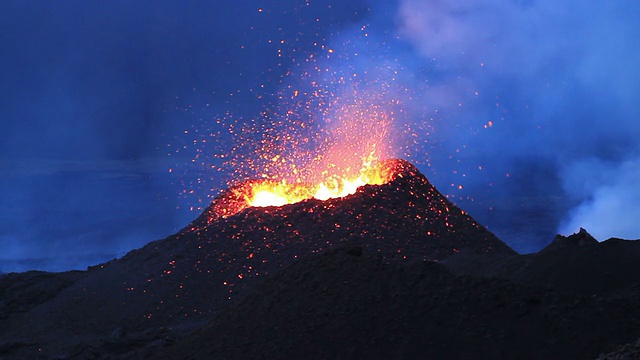喷发的火山视频下载