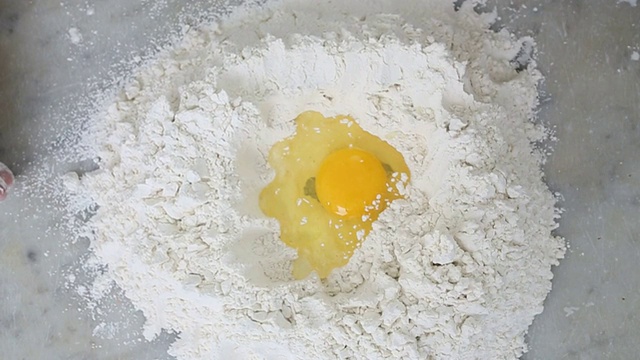 鸡蛋被打碎成了面粉的火山视频素材
