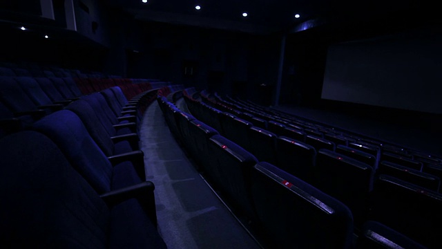 空荡荡的蓝色电影院大厅里一排排的座位视频下载
