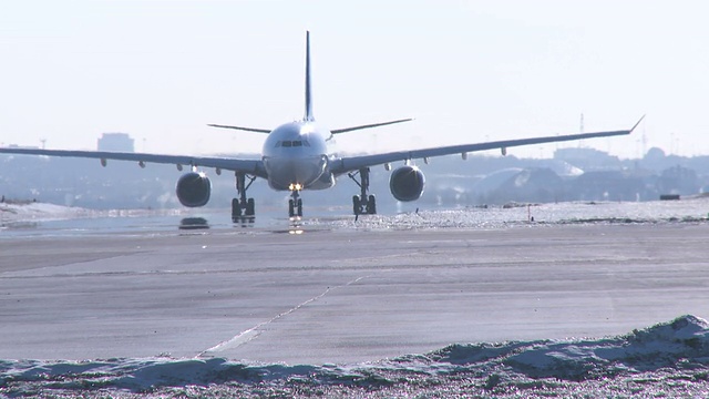 空中客车A330飞机向跑道进发视频下载