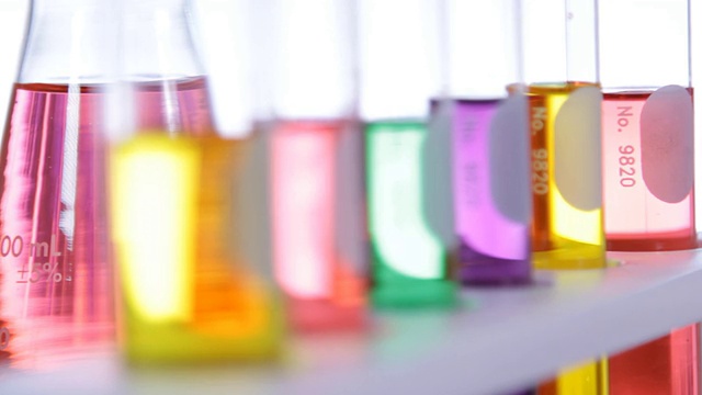 实验室玻璃器皿与彩色液体视频素材