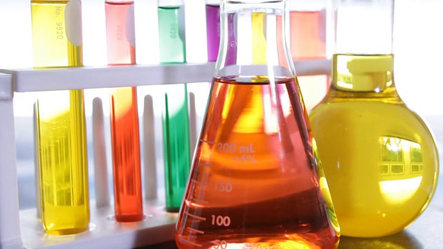 实验室玻璃器皿与彩色液体视频素材