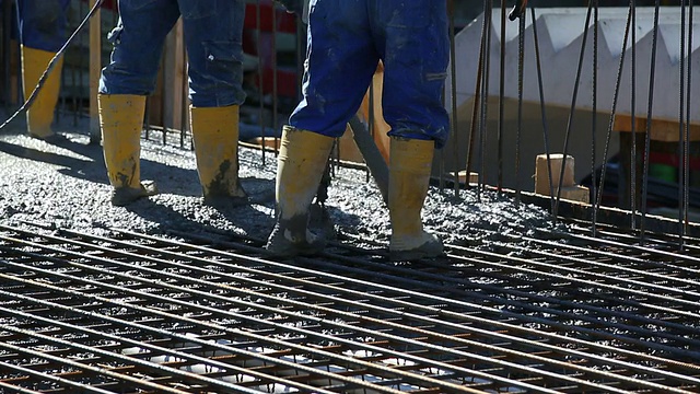工人将混凝土导向建筑工地CU视频素材