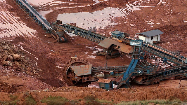 矿井的一部分，有一辆大型矿用卡车在工作视频素材