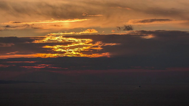 夕阳在海面上缓缓落下，一艘船正在离去视频下载