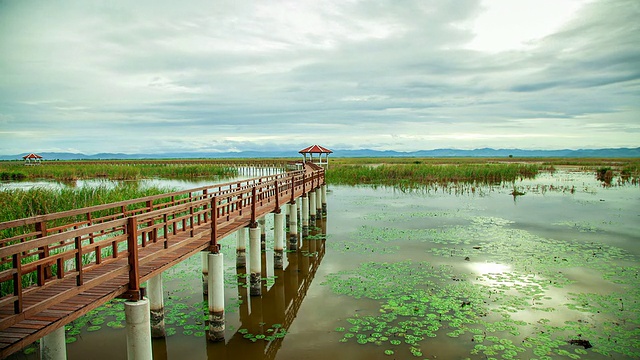 时光流逝:木桥在Khoa Sam Roi Yod视频素材