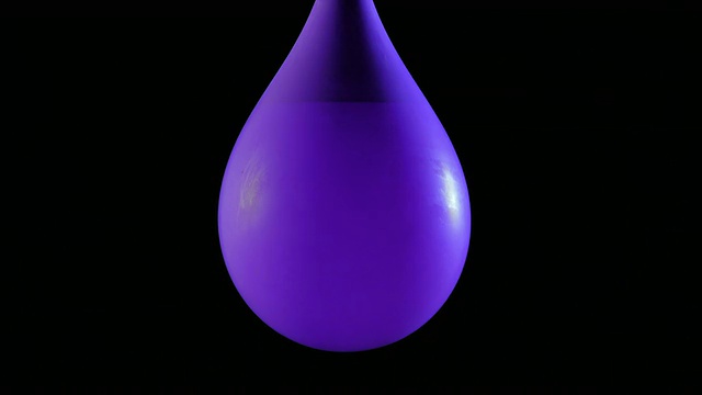 飞镖的SLO MO穿透紫色的水球视频素材