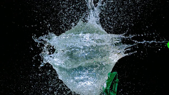 飞镖射穿绿色水球的动作视频素材