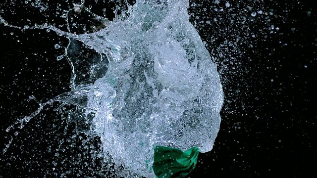装满水的绿色气球的SLO MO爆炸视频素材