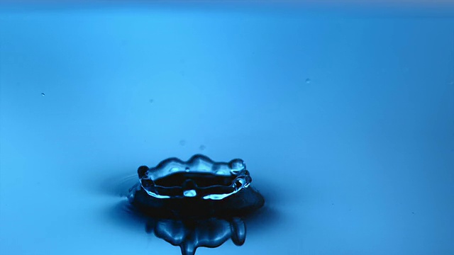 两滴水在空中碰撞的SLO MO视频素材