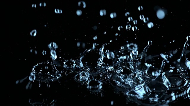 SLO MO多滴落入黑暗的水视频素材