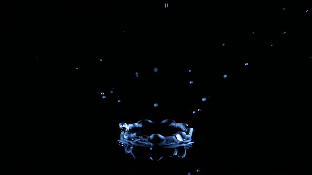 一滴水落在黑色的水面上视频素材