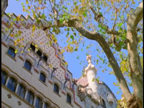 低角度向上倾斜，左边是阿梅特勒之家，右边是巴特罗之家(高迪之家)，位于巴塞罗那的曼萨纳德拉迪斯科迪亚视频素材