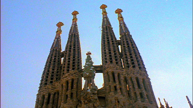 圣家族大教堂(高迪)的低角尖顶/西班牙巴塞罗那视频素材