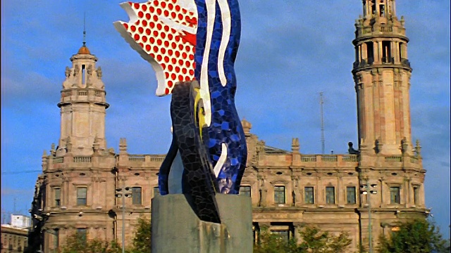 慢镜头通过建筑/巴塞罗那的Moll de la Fusta抬高彩色现代卡拉·德·巴塞罗那雕塑视频素材