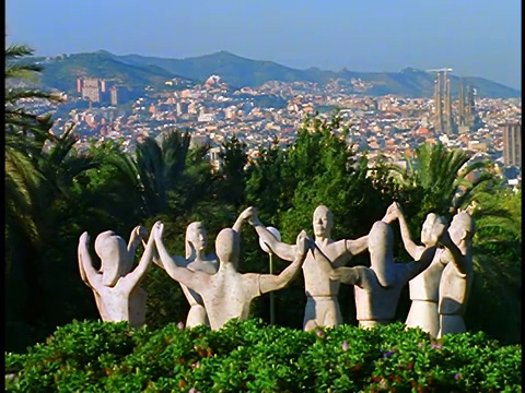 舞者手牵着手的雕像(萨尔达那纪念碑)在蒙丘伊克/城市景观背景/巴塞罗那视频素材