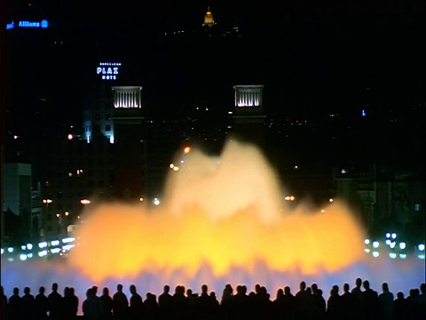 夜晚，人们斜靠在栏杆上观看蒙尤ic喷泉的剪影/背景是Tibidado /巴塞罗那视频素材