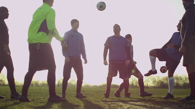老年人在大自然中踢足球来保持健康视频下载