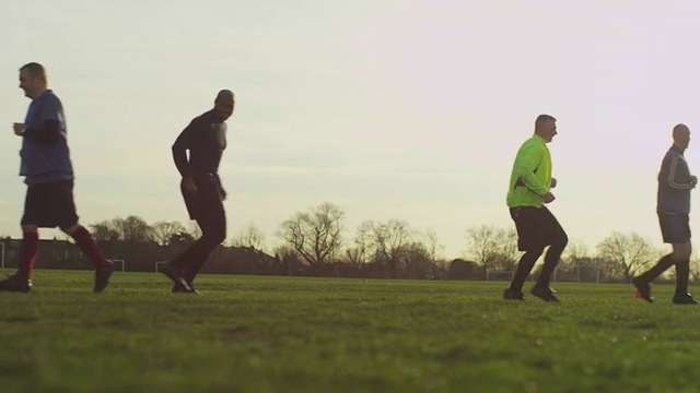 老年人在大自然中踢足球来保持健康视频素材