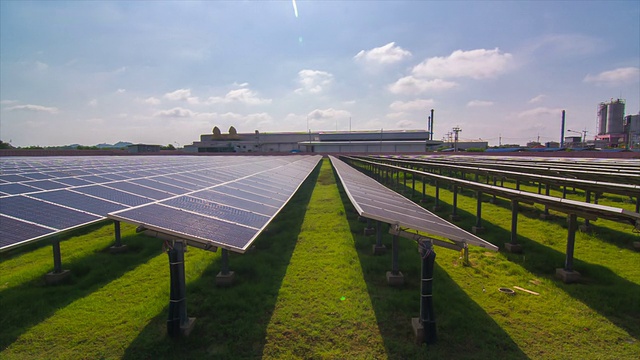 工厂中太阳能农场的时间流逝视频素材