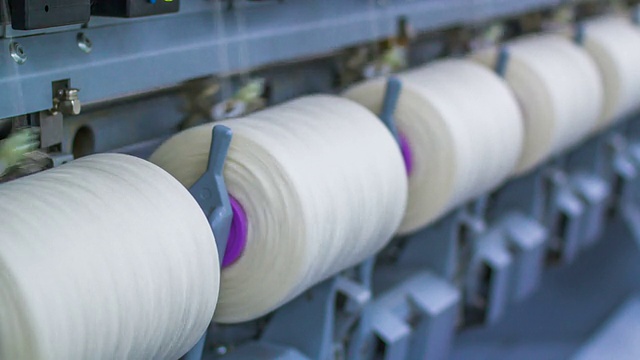 工厂纺纱机上的纱线轴视频素材