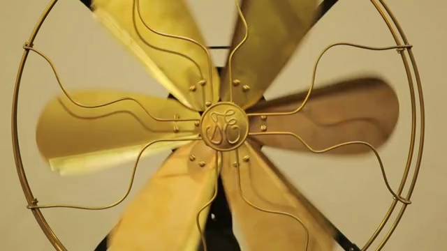 漂亮的黄金古董铜扇视频下载