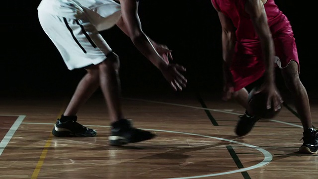 篮球运动员运球两个对手的SLO MO视频素材
