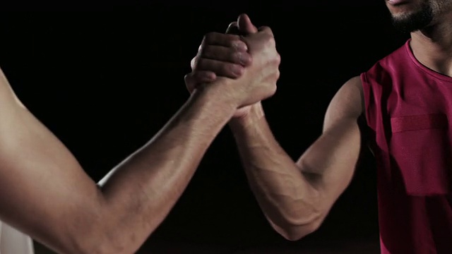 篮球运动员握手的SLO MO视频素材
