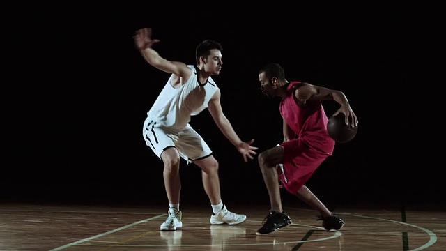 红色篮球运动员的慢动作运球对手视频下载