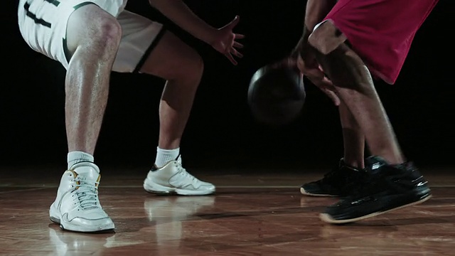 篮球运动员对着对手运球的动作视频素材