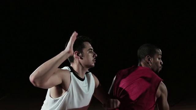 一个篮球运动员运球对防守球员的SLO MO投篮视频素材