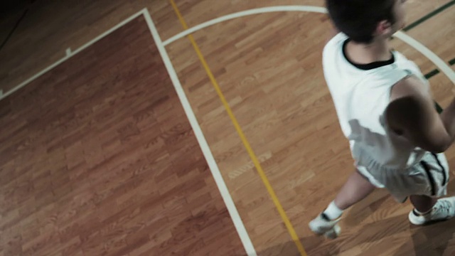 两个篮球运动员击掌的SLO MO视频素材