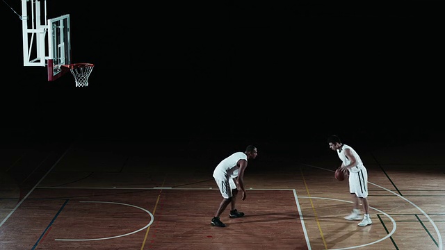 两个篮球运动员的SLO MO排练和击掌视频素材