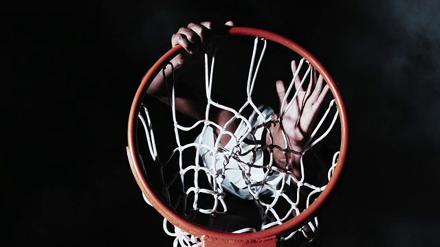篮球运动员扣篮的SLO MO视频素材